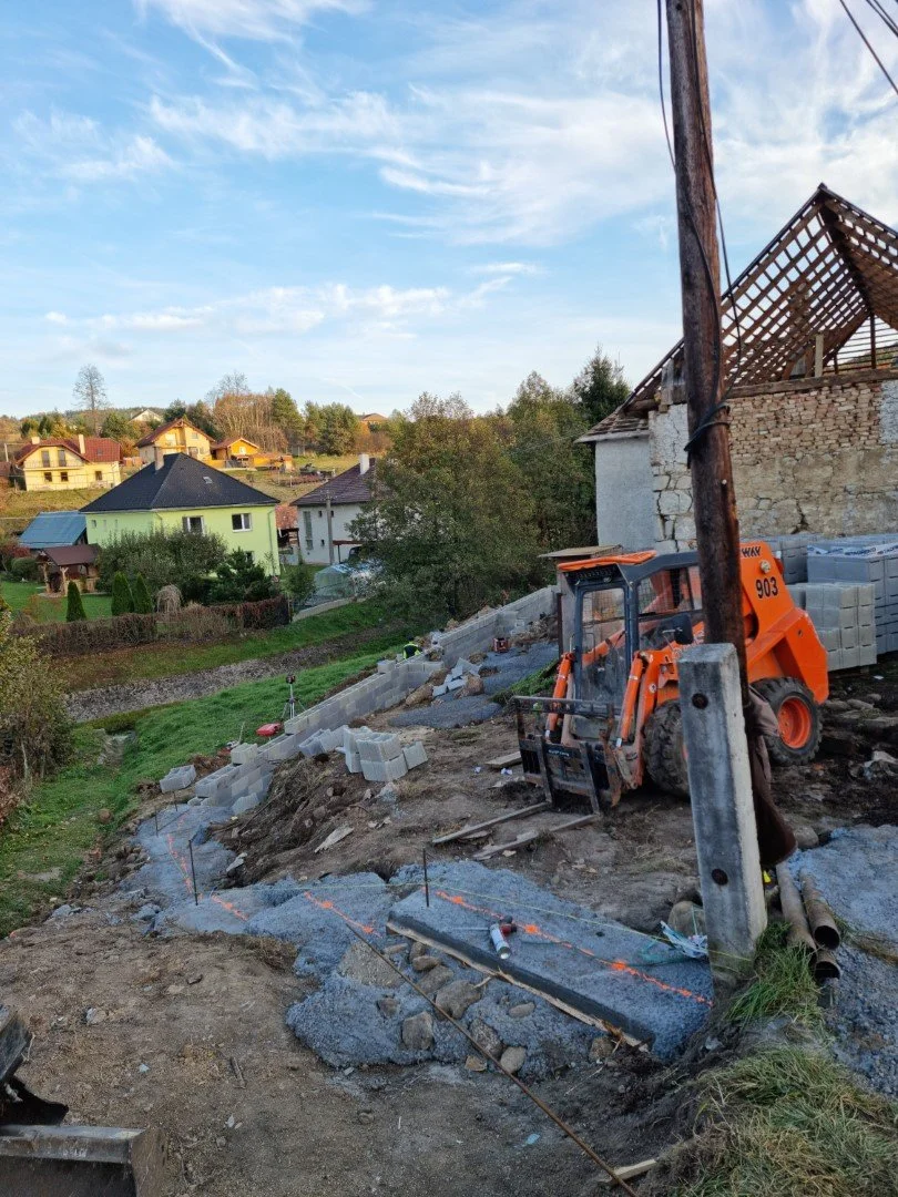 Locus 903 šmykový nakladač, paletizačné vydli, mixovacia lopata